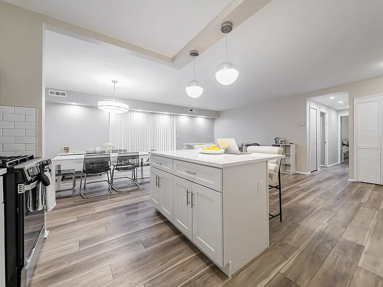 Huntington Green Apartments — Photo 42