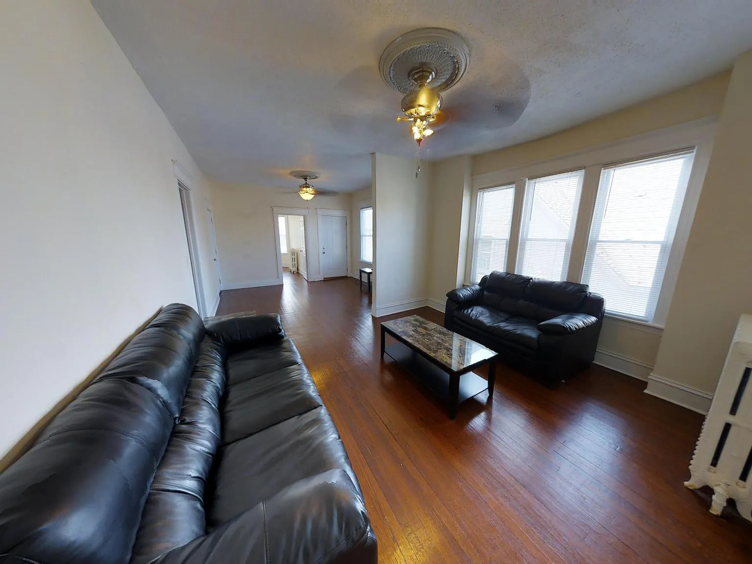 4 bed, $2,500 — Photo 2
