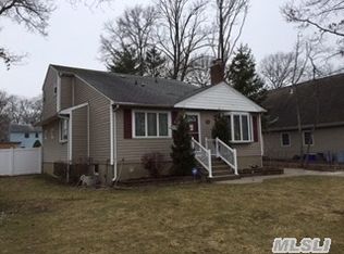 240 Cadman Ave, Babylon, NY 11702
