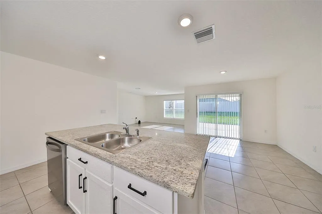 4 bed, 2.0 bath, 1846 sqft, $2,395 — Photo 4