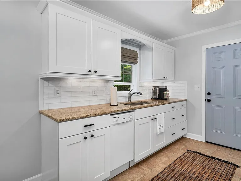 260 E Connecticut Ave — Photo 21