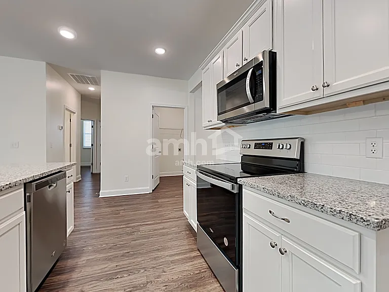 611 E Lionel Rd — Photo 5