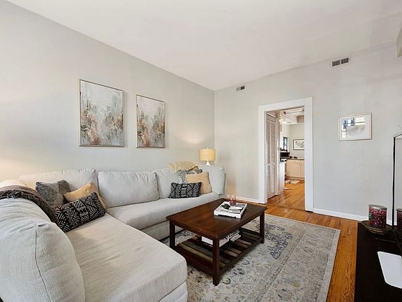 3rd image of 2249 W Melrose St #1