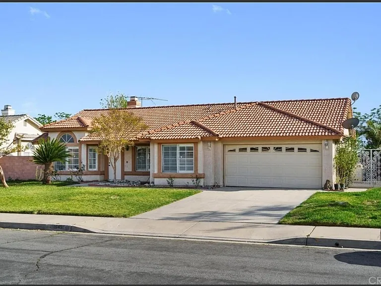1645 W Victoria St — Photo 1