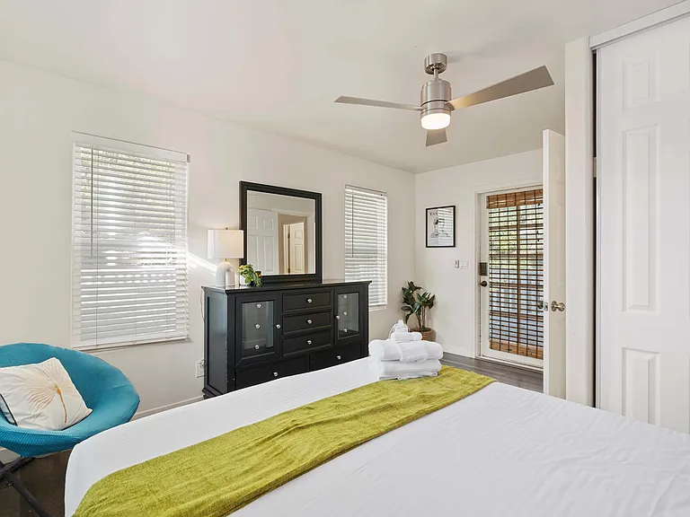 Queen Bed
Bedroom 2