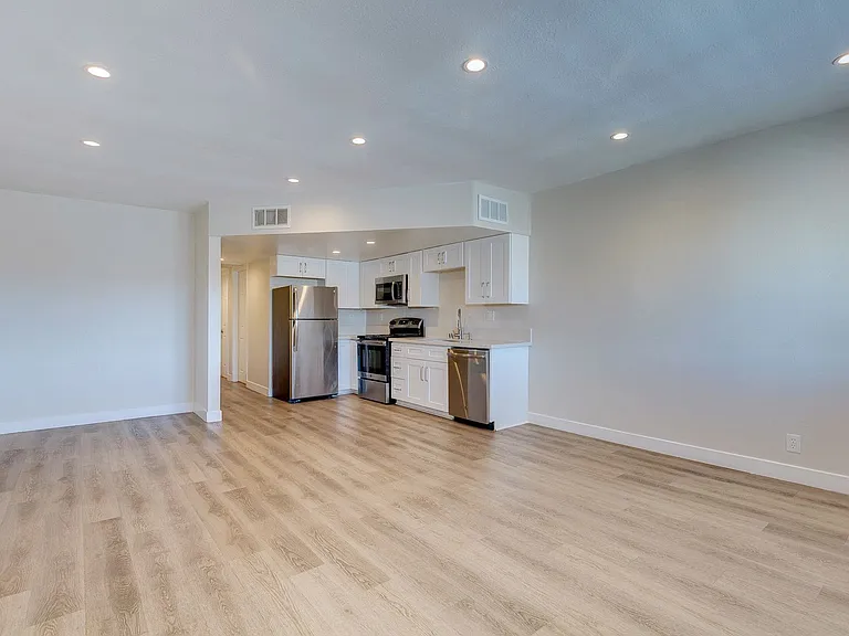 471 Jefferson Blvd — Photo 6