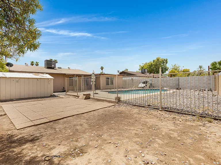 2056 W Des Moines Cir — Photo 26