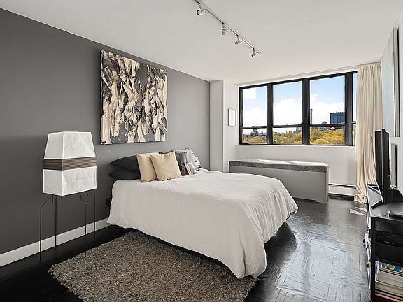 5th image of 301 W 110th St APT 15F