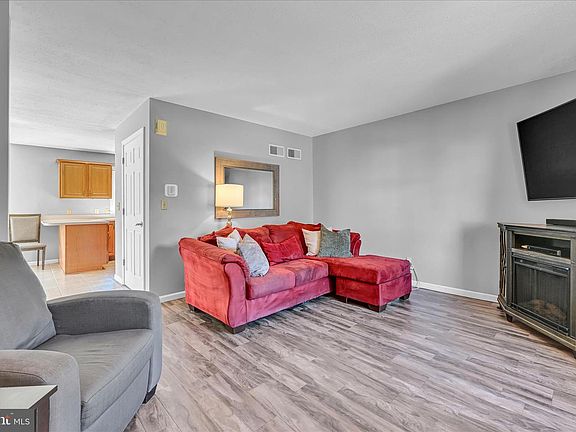 3rd image of 98 Dohner St