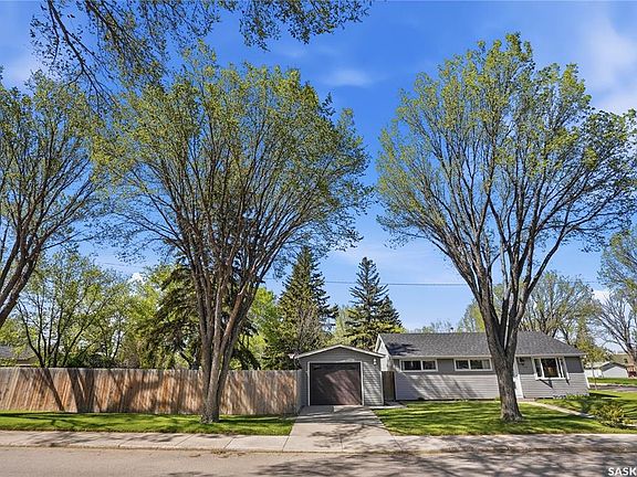 2nd image of 901 R AVENUE N