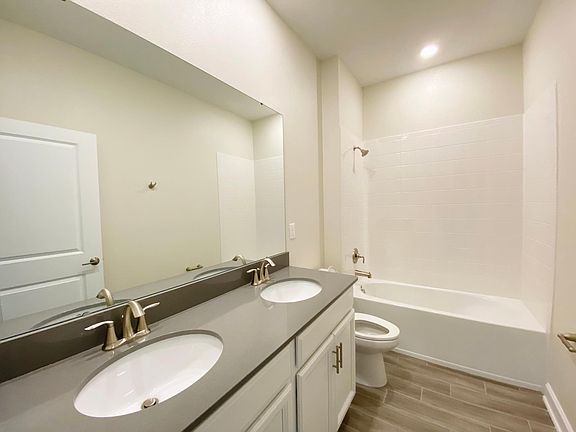 5th image of 2243 Mountain Pine St