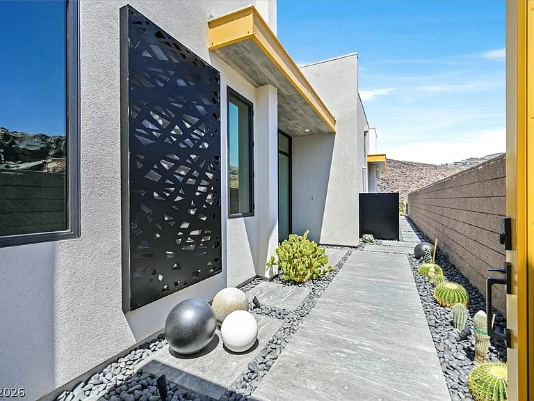 692 Scenic Cliff Dr — Photo 4
