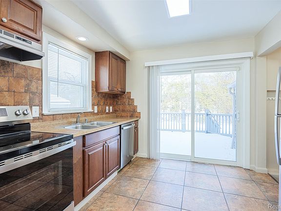 5th image of 19490 Goldwin St