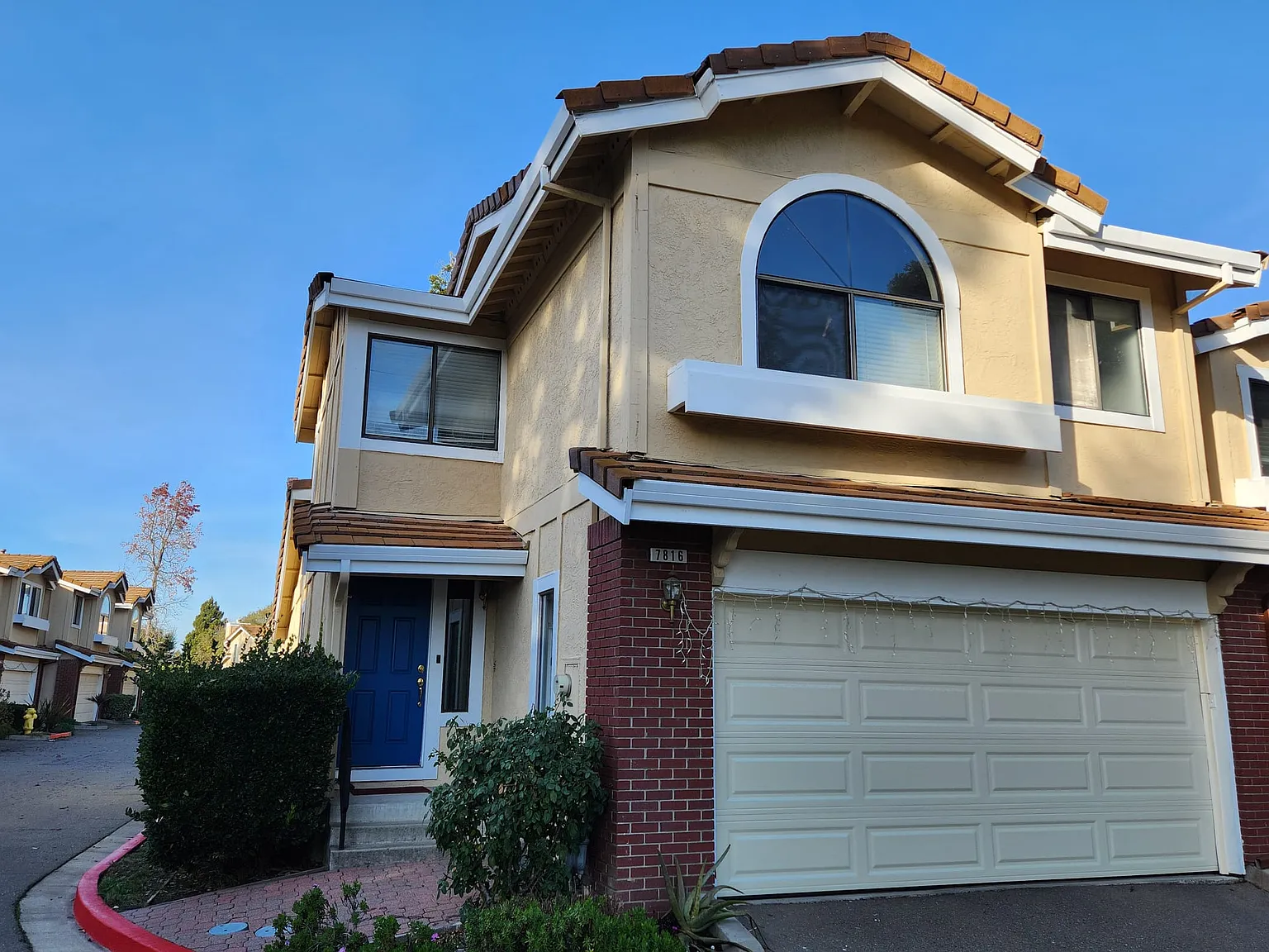 3 bed, 2.5 bath, 1482 sqft, $3,899 — Photo 2