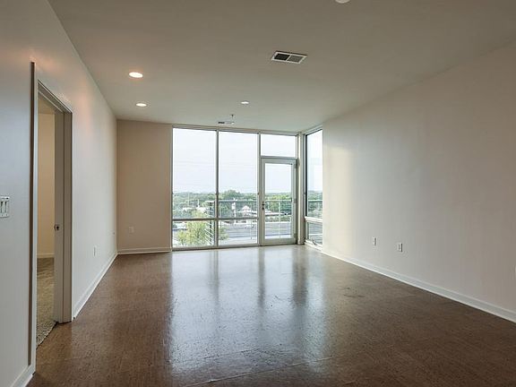 5th image of 926 Woodland St Unit 303