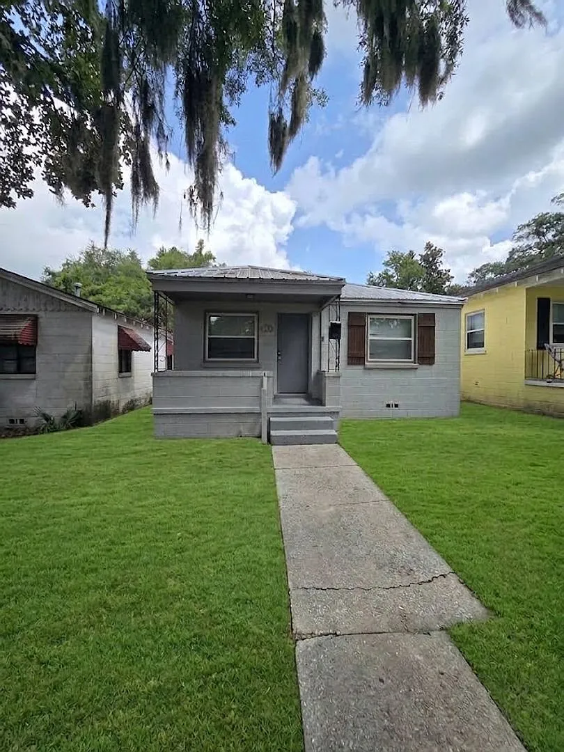 Spacious 3-bedroom/2 bath Bungalow - minutes from downtown Savannah! — Photo 2