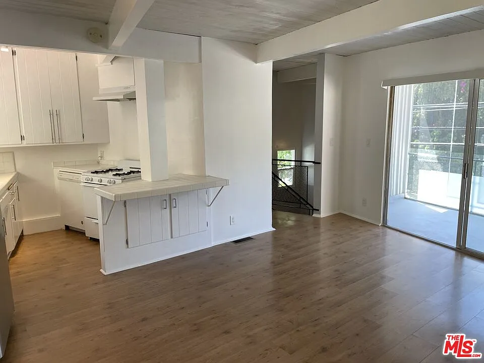 2 bed, 1.5 bath, 1352 sqft, $3,895 — Photo 3