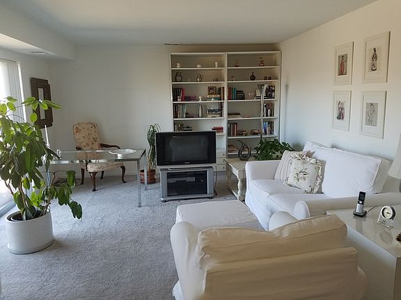 3rd image of 909 E Kenilworth Ave Unit 304