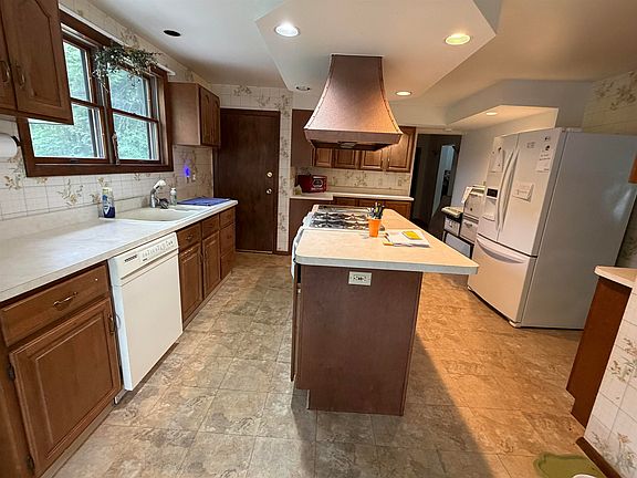 4th image of 146 Lake Hortonia Road