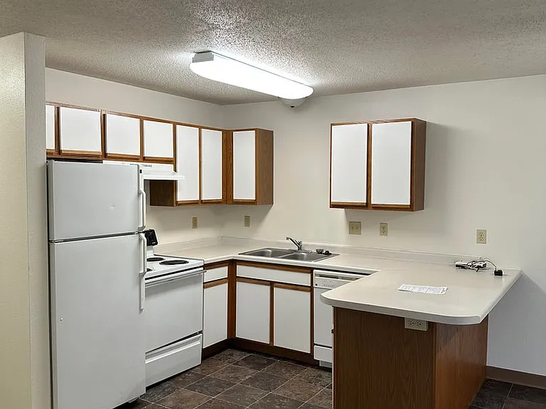 Dakota E & W Apartments — Photo 41