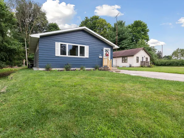 305 W Alexander St, Buchanan, MI 49107