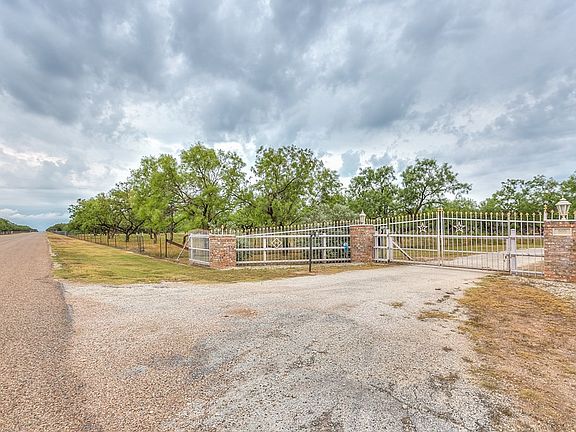 3rd image of 909 Riverwood Dr