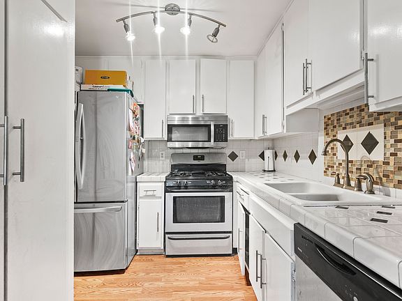 5th image of 27069 Crossglade Ave Unit 2