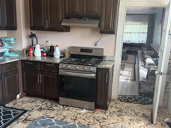 5th image of 2409 Cody St