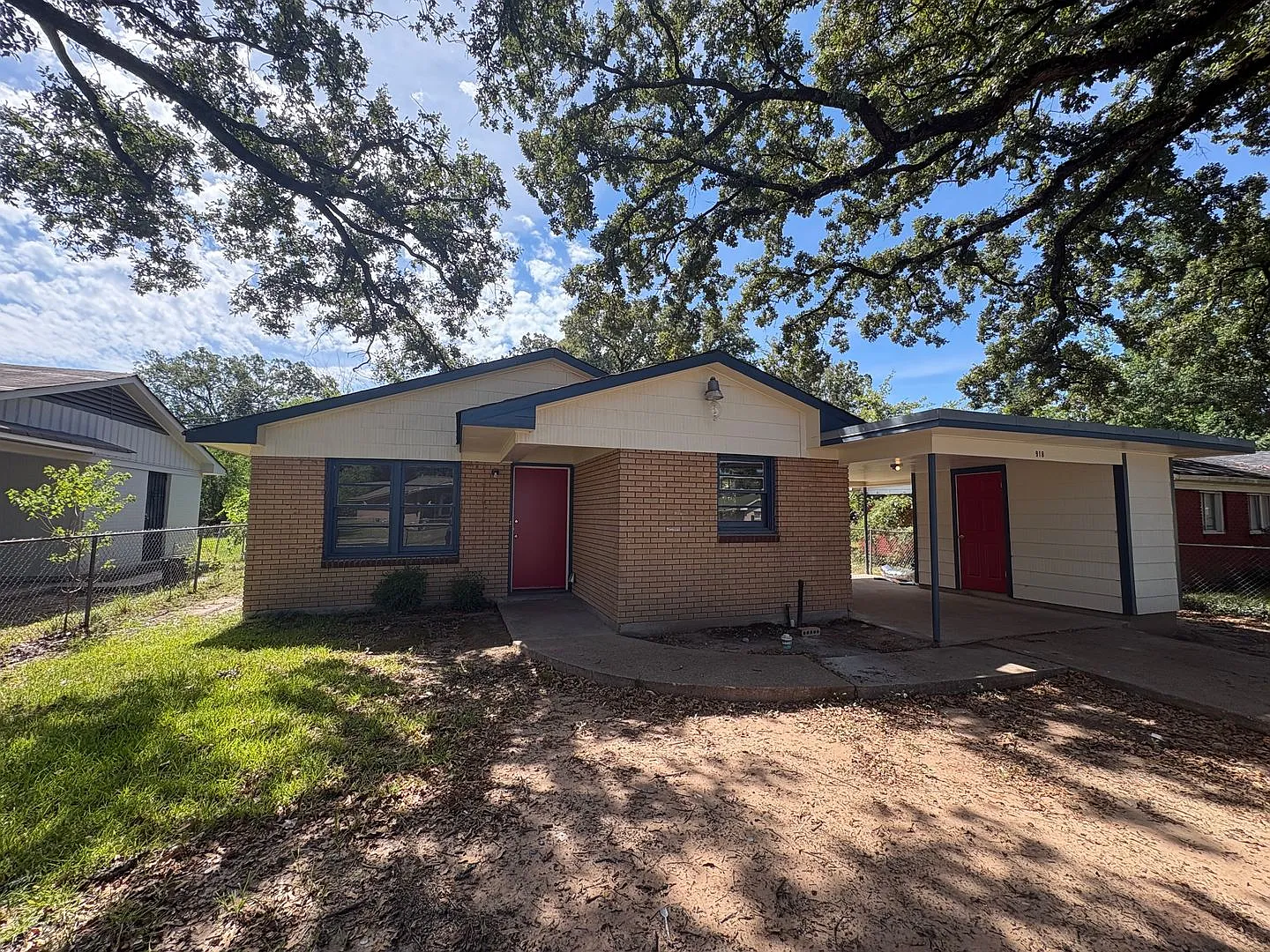 Beautiful 3 bedroom/1 bath home with Central Air and Heat! — Photo 1
