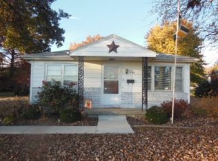 832 W 3rd St, Flora, IL 62839