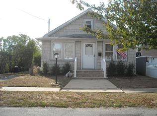 635 S 6th St, Lindenhurst, NY 11757