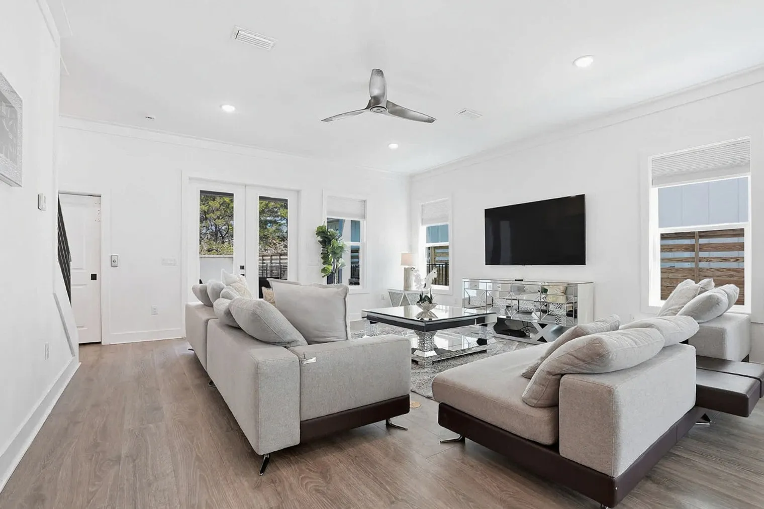 12 bed, 9.0 bath, 5511 sqft, $12,352 — Photo 1