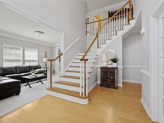 3rd image of 109 Pine Hollow Dr