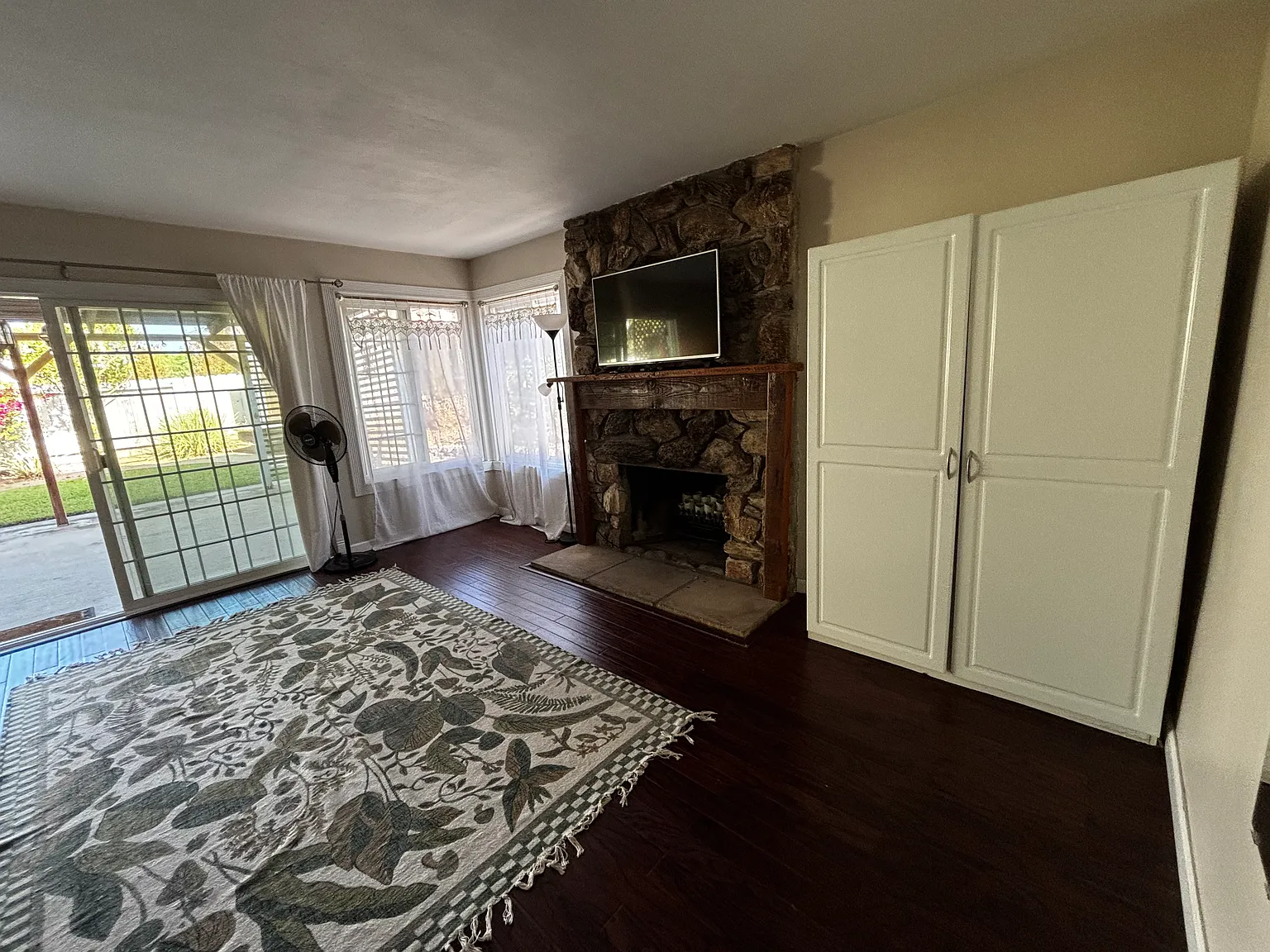 4 bed, 1965 sqft, $1,650 — Photo 2