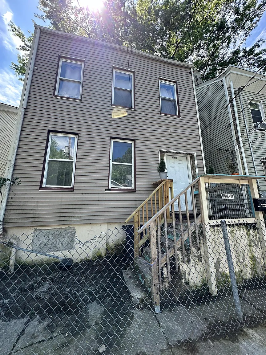 204 N 1st St photo 1