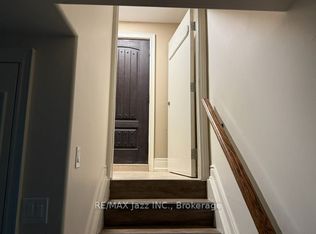 105 Scott St, Whitby, ON L1N 3L2