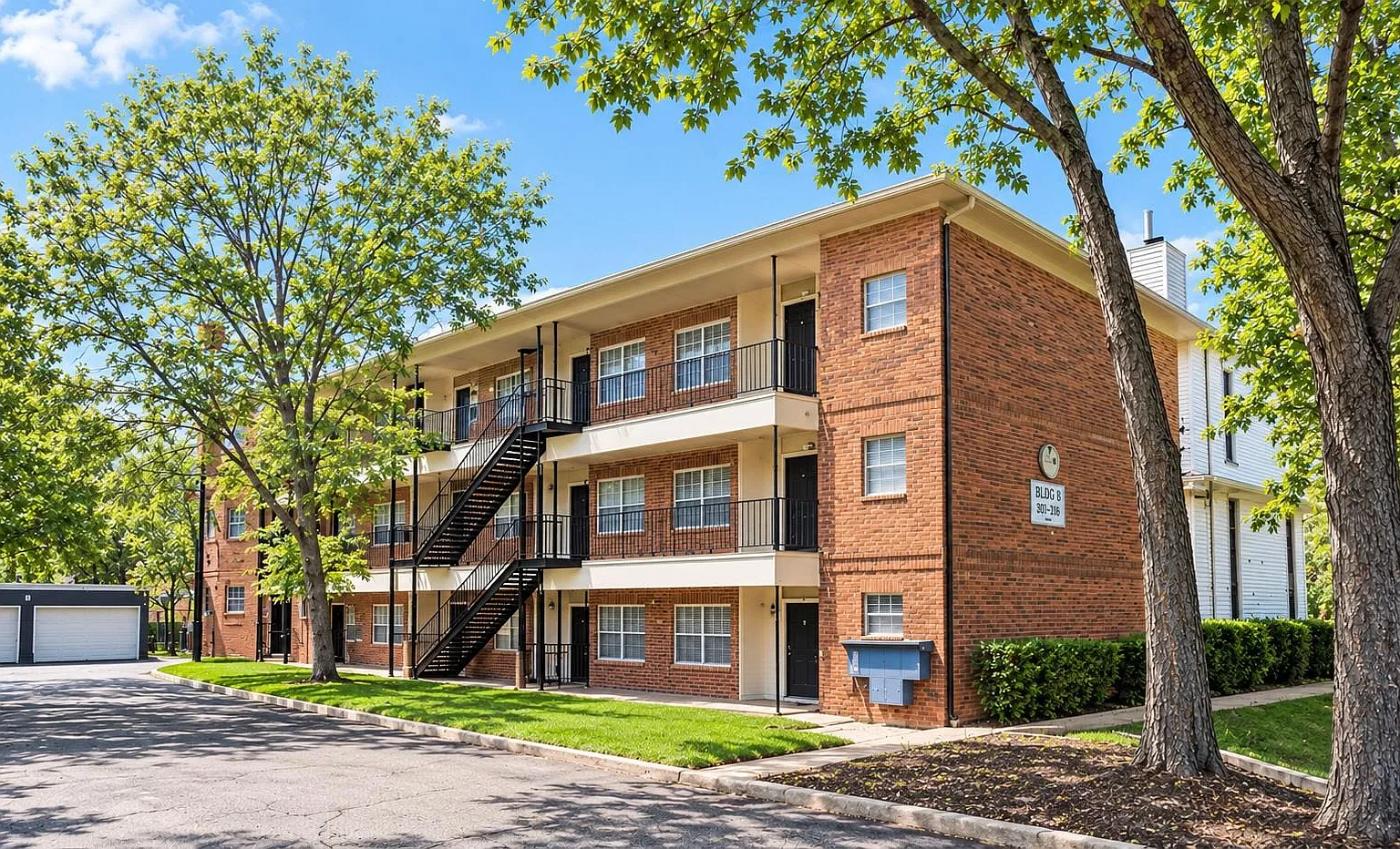 2 bed, 1.5 bath, 816 sqft, $1,395 — Photo 1