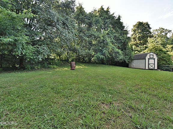 4th image of 309 Perry Ln