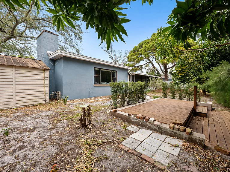 1363 Essex Dr — Photo 30