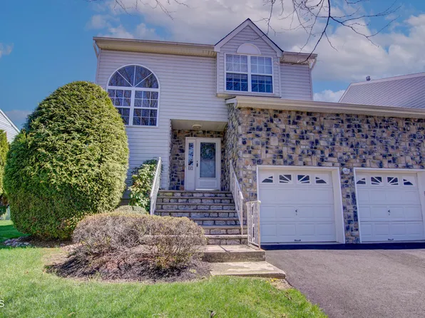37 Hummingbird Court, Marlboro, NJ 07746