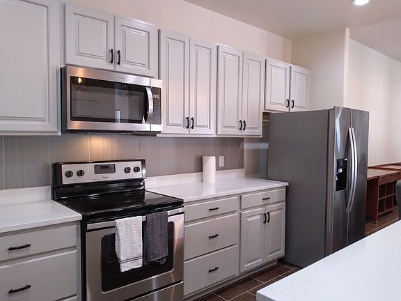 4th image of 233 Esmeralda Dr Room 2