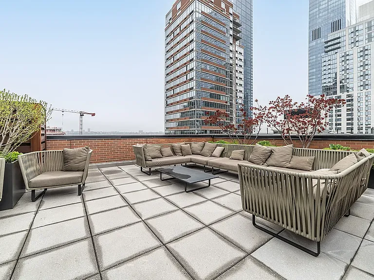540 W 28th St #2D — Photo 17