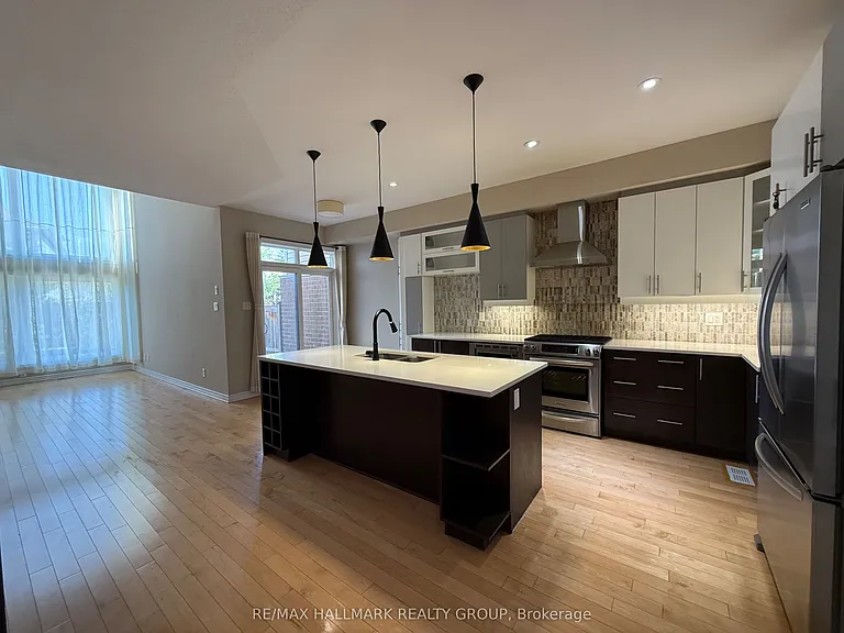 1158 Tischart Cres — Photo 5