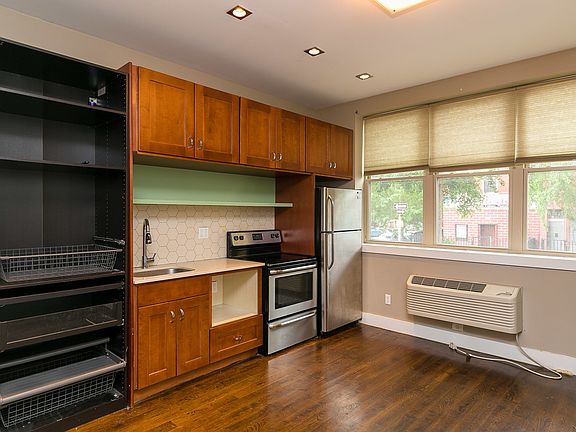 5th image of 167 Tompkins Ave APT 1C