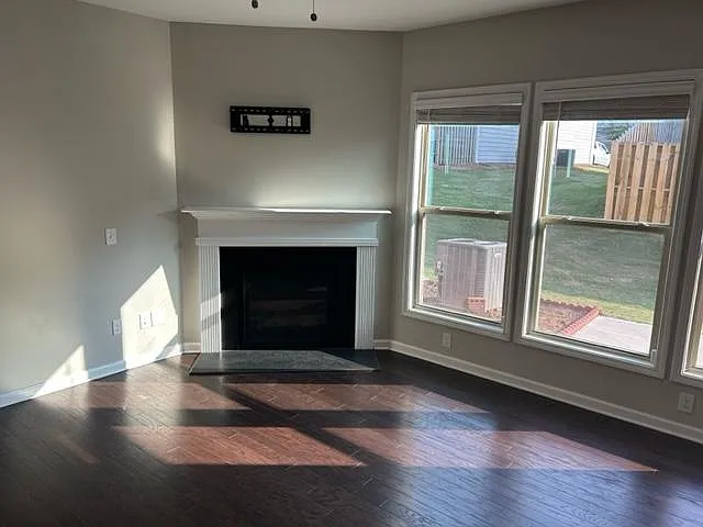 1235 Foxcroft Ln — Photo 9