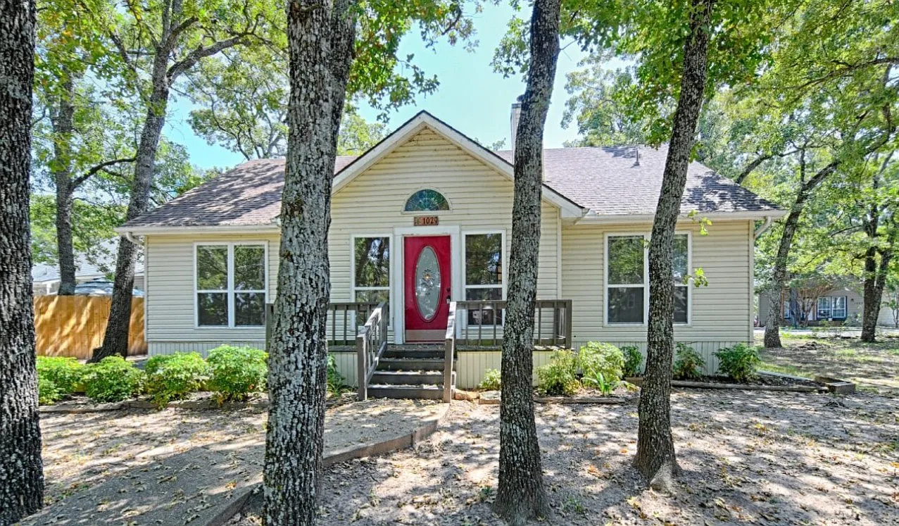 1029 Shoreline Dr — Photo 1