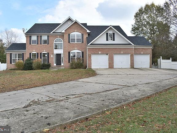 3rd image of 915 Manor House Dr