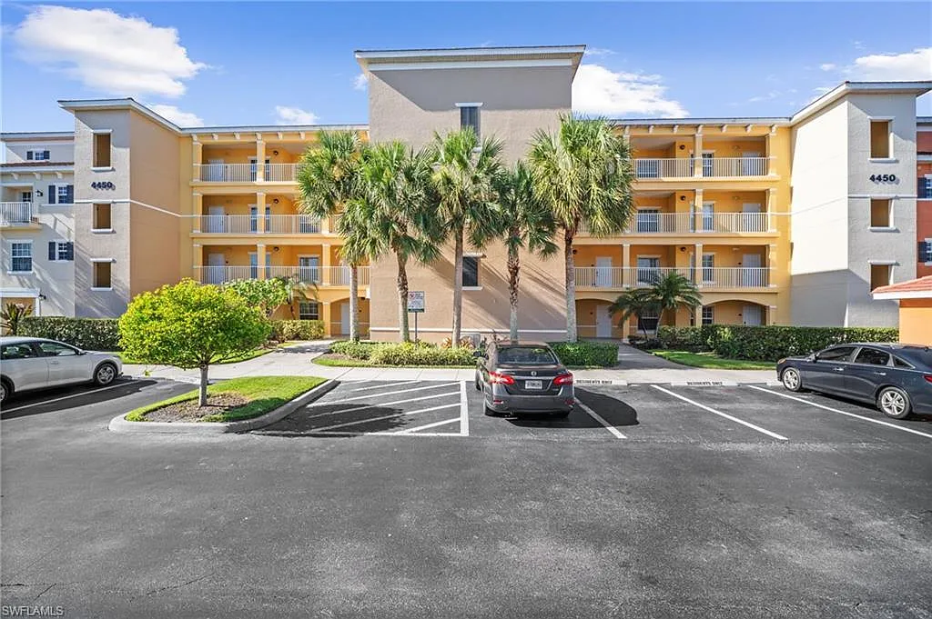 2 bed, 2.0 bath, 915 sqft, $1,895 — Photo 1