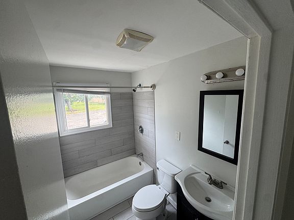 3rd image of 277 Park Rd #1