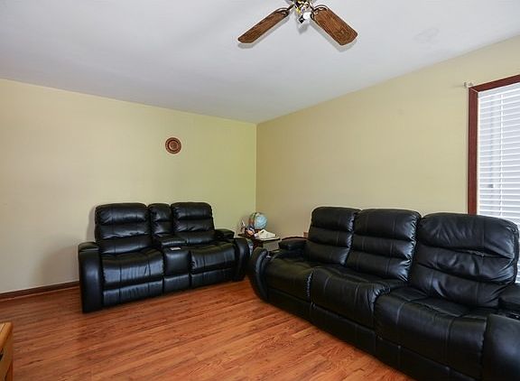 3rd image of 29W377 Greenbriar Ln